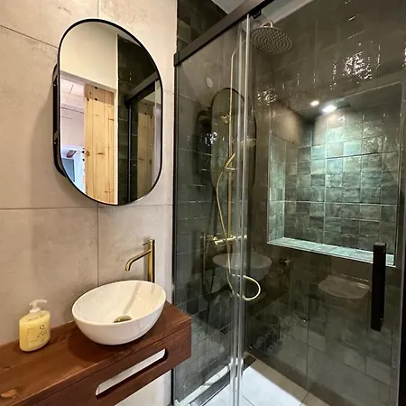 Tiny 5 Minutes From The بيت للعطل *